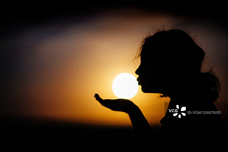 夏夜，儿童亲吻月亮图片素材