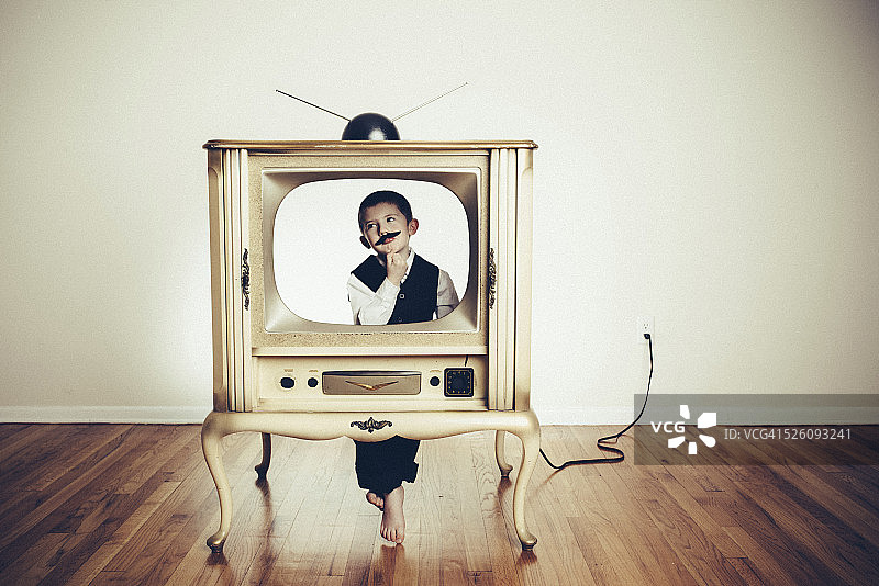 幼儿园儿童在旧电视中扮演主持人图片素材