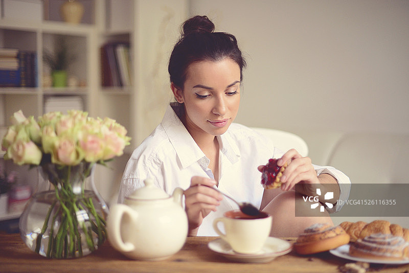 居家环境中的年轻黑发女子图片素材