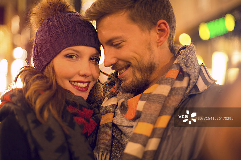 情侣在冬季城市户外玩耍图片素材