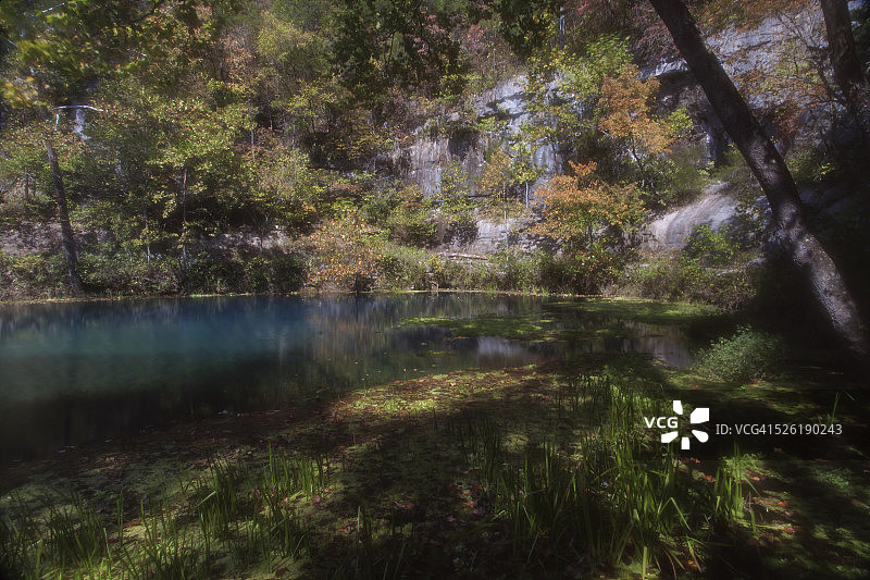 秋季的小巷泉图片素材