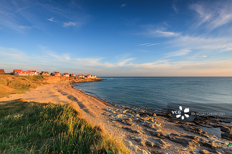 俯瞰海峡的小镇日落图片素材