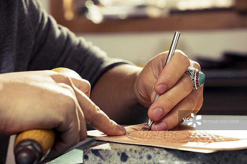 中国皮革工匠制作皮革图案图片素材