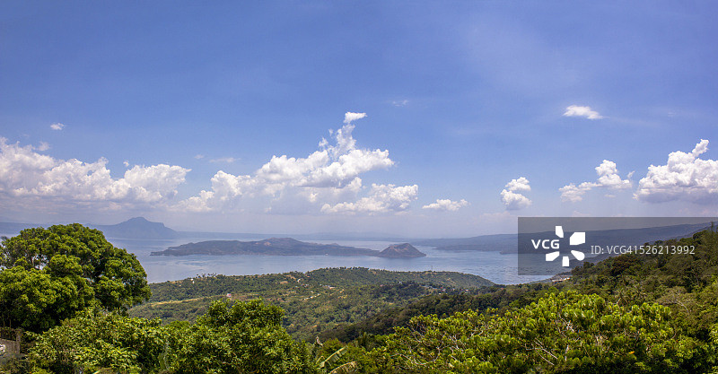 阳光明媚的日子里郁郁葱葱的塔尔火山图片素材