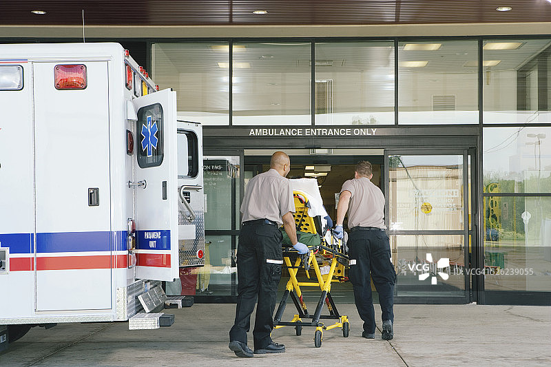 救护人员用担架将病人从救护车转移到医院图片素材