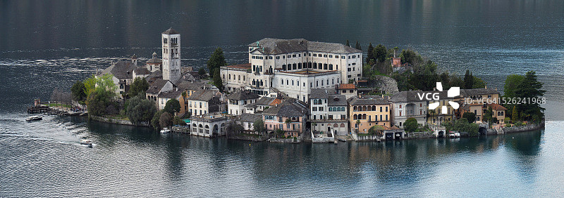 意大利北部奥尔塔湖圣朱利奥岛全景图图片素材