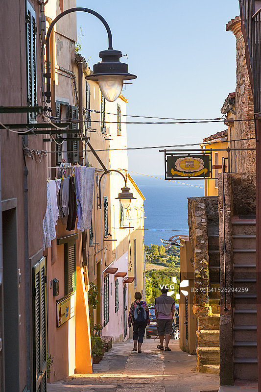 意大利托斯卡纳厄尔巴岛卡波利韦里小巷图片素材