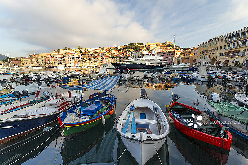 厄尔巴岛费拉约港的船只图片素材