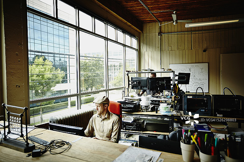 两位工程师进行计算机辅助设计图片素材