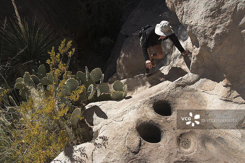 游客在得克萨斯州惠科坦克州立公园攀爬磨盘岩石图片素材