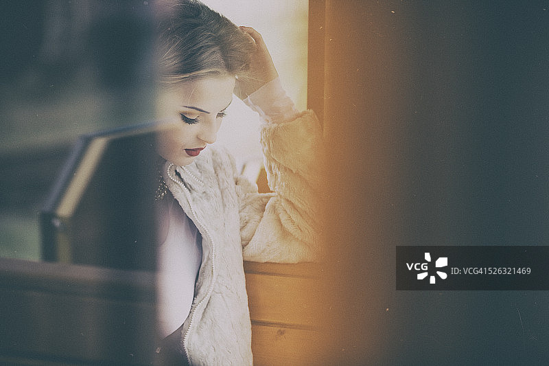 年轻女子坐在火车车厢里图片素材