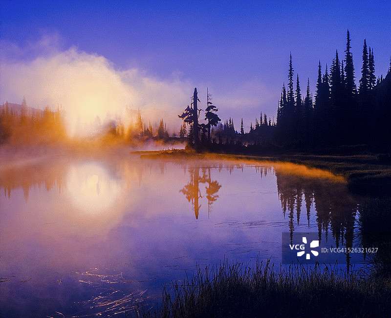 雷尼尔山国家公园倒影湖的雾气日落，华盛顿州图片素材