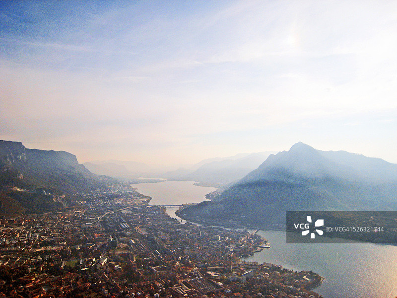 莱科镇及其湖泊的鸟瞰图图片素材