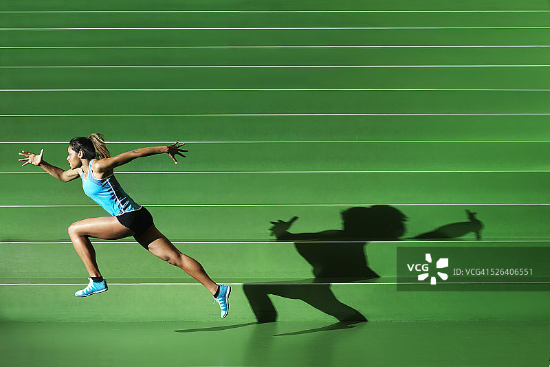 运动员在绿色运动场上表演图片素材