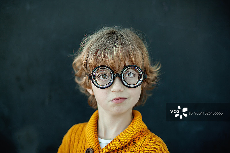 戴着新奇眼镜的男孩图片素材