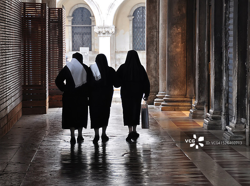 在威尼斯行走的三位修女图片素材
