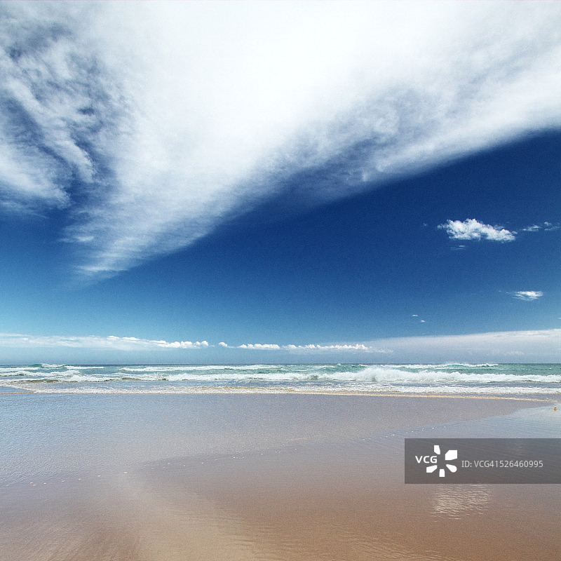 高层云和海滩图片素材
