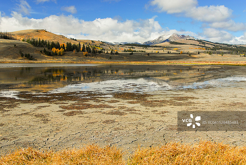 秋天的天鹅湖图片素材