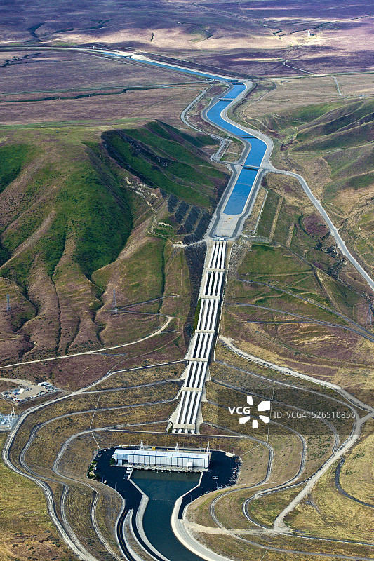圣华金谷的抽水站将水抽上高地图片素材