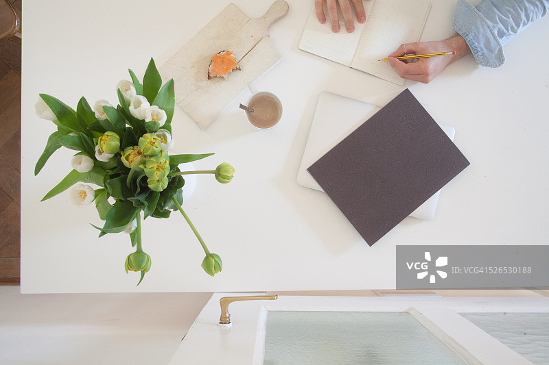 俯视角度的桌子，在家工作，写作，数字技术图片素材