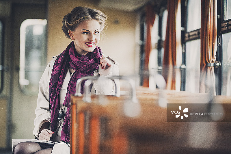 在老式火车车厢里的年轻女子图片素材