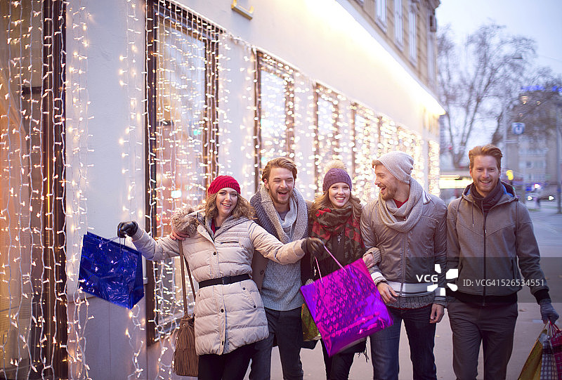 朋友们在冬季城市户外玩耍图片素材