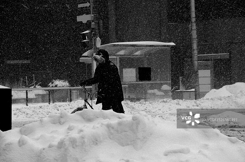 雪地骑自行车图片素材