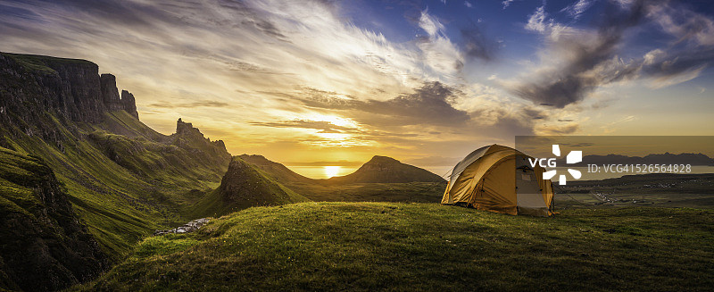 金色日出照亮苏格兰壮丽山景中的帐篷营地全景图片素材