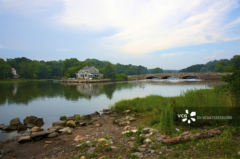 康涅狄格州达里恩带石桥的滨河豪宅图片素材