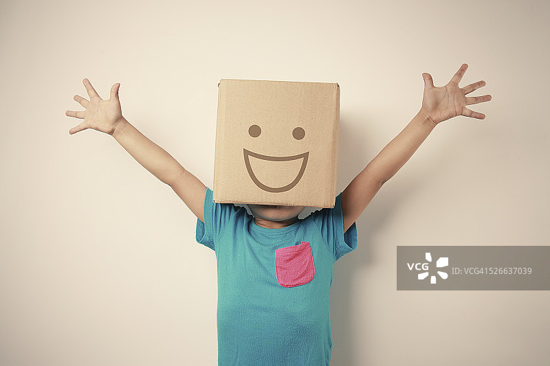 孩子们假扮机器人图片素材