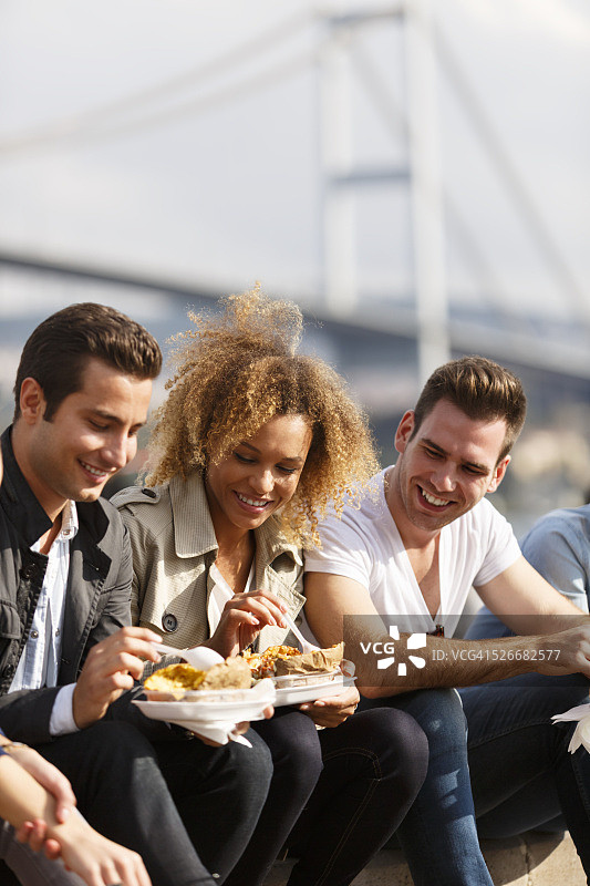 朋友在土耳其伊斯坦布尔的奥尔塔科伊吃土耳其烤土豆图片素材