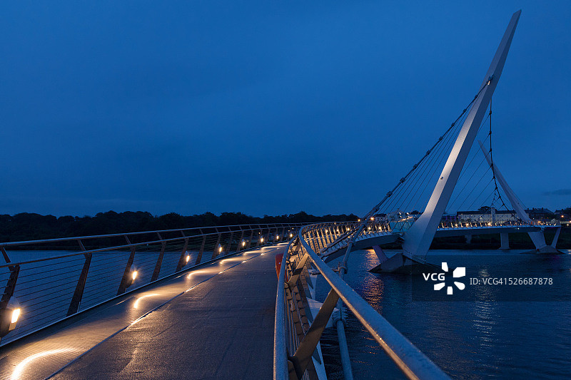 夜幕下的伦敦德里和平桥图片素材