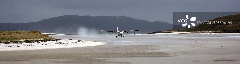 飞机在巴拉海滩起飞图片素材