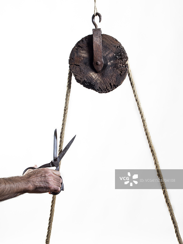 男人用剪刀剪绳子图片素材