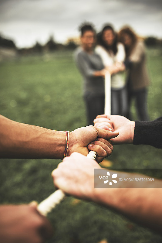 朋友们拔河——团队合作图片素材