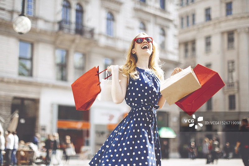 在城市里购物的女人图片素材