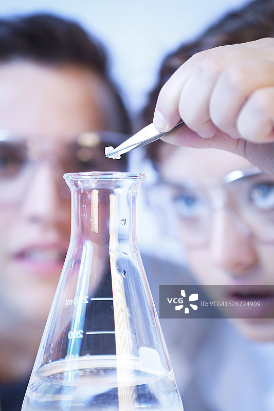 化学实验室研究科学家协同实验图片素材
