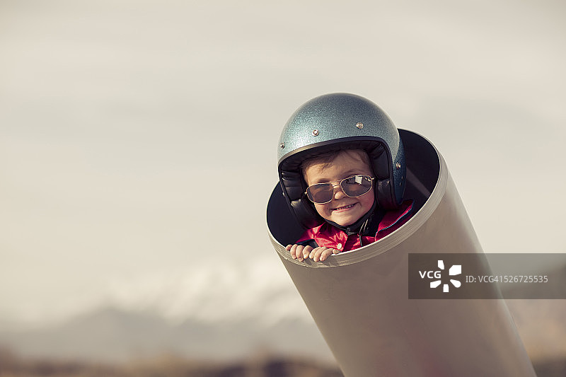 男孩当人体炮弹图片素材