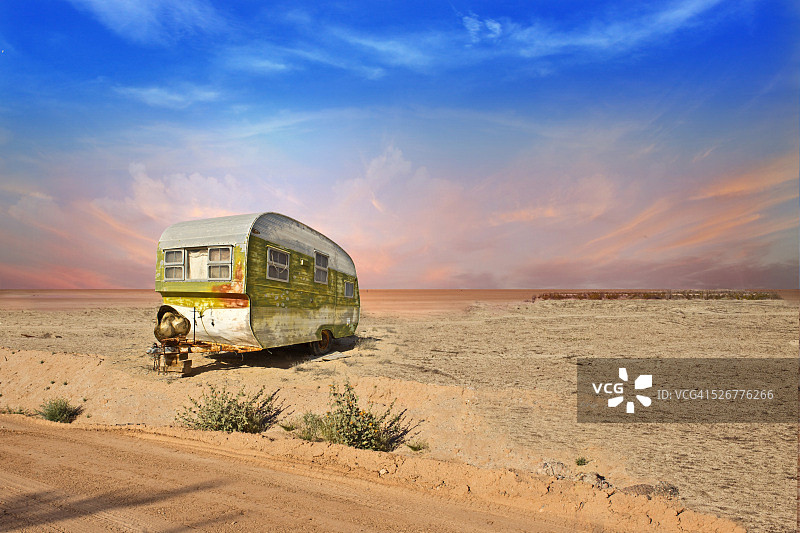 亚利桑那沙漠中的废弃拖车图片素材