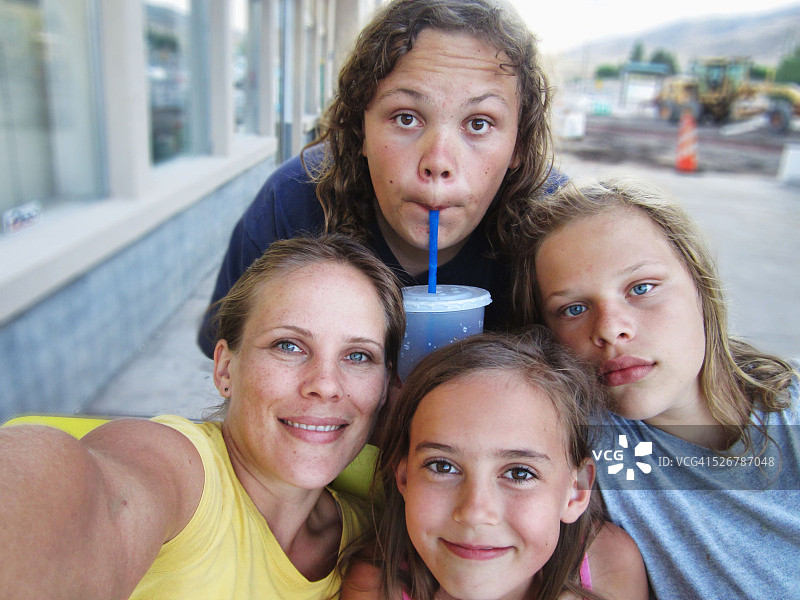 母亲和三个孩子自拍图片素材