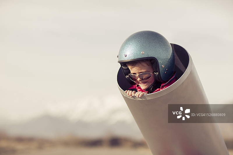 小男孩在人体大炮中图片素材