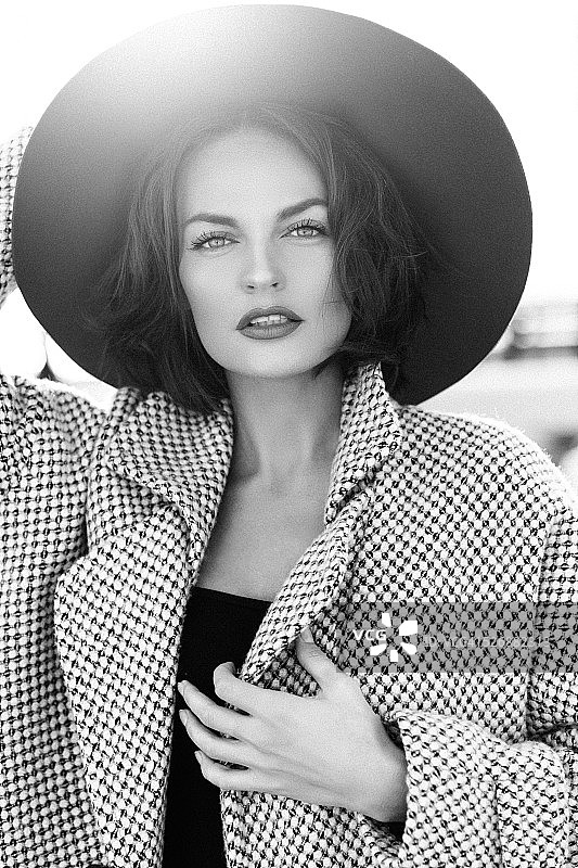 户外年轻美丽的女人图片素材