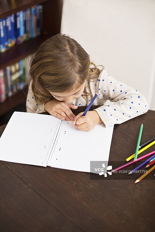 小女孩在家学习图片素材