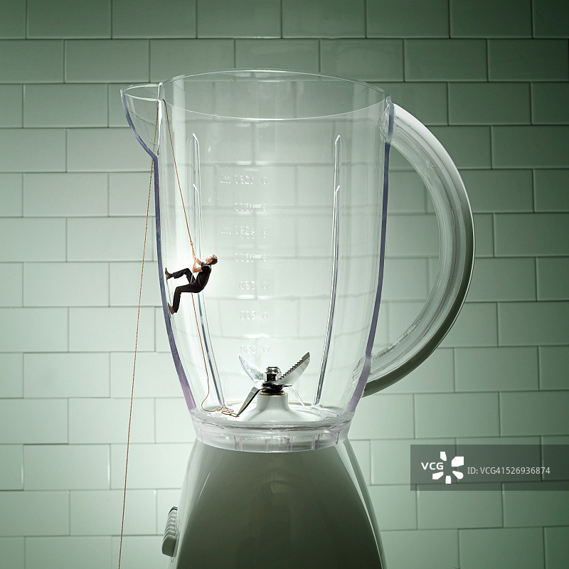 男子爬出搅拌机图片素材