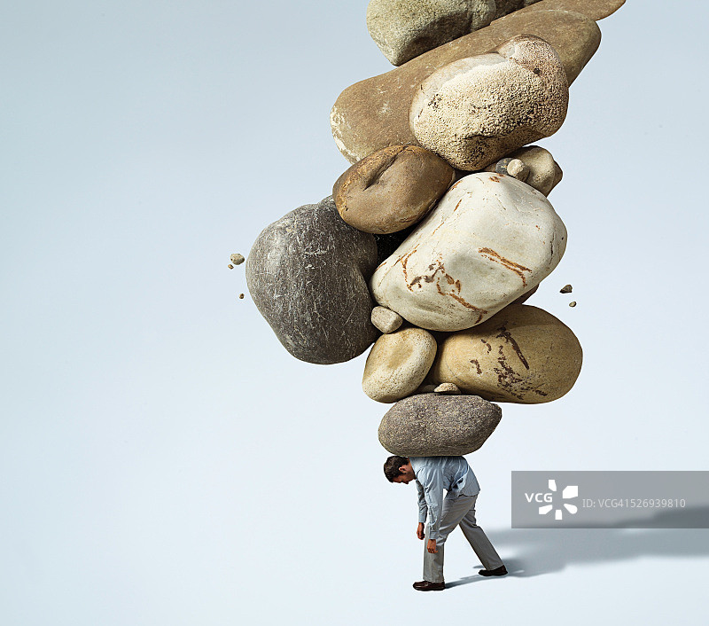 背着一堆石头的男人图片素材
