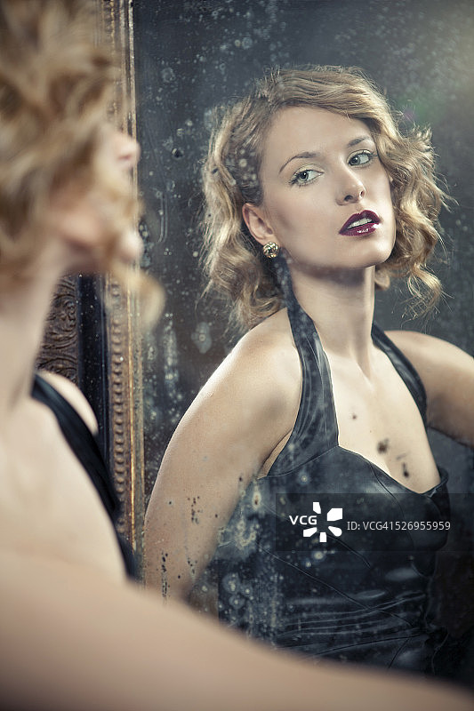 镜子前的女人图片素材