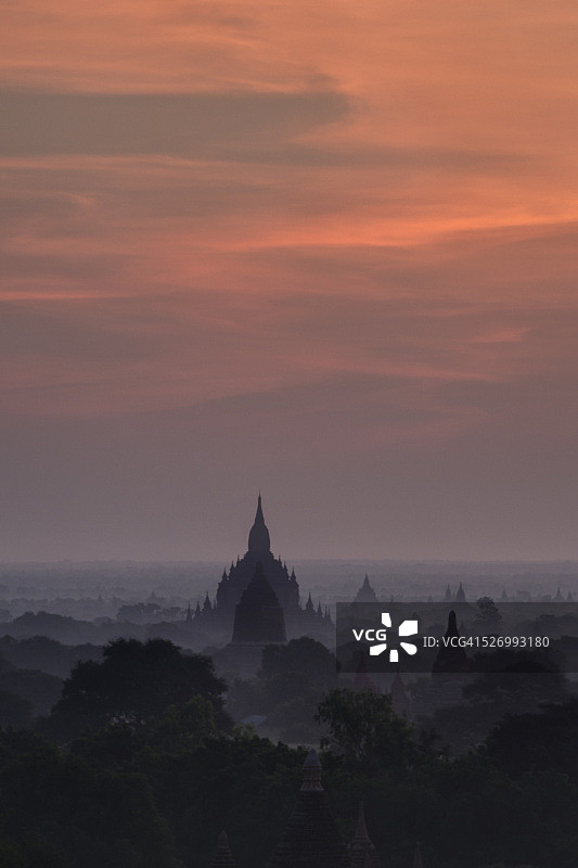 缅甸蒲甘寺庙的清晨日出图片素材