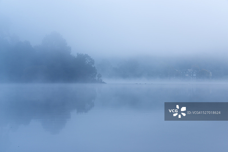 格拉斯米尔湖的朦胧日出，湖区国家公园，英国，欧洲图片素材