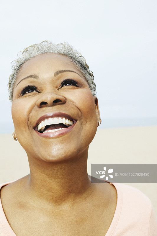 抬头仰望的女人图片素材