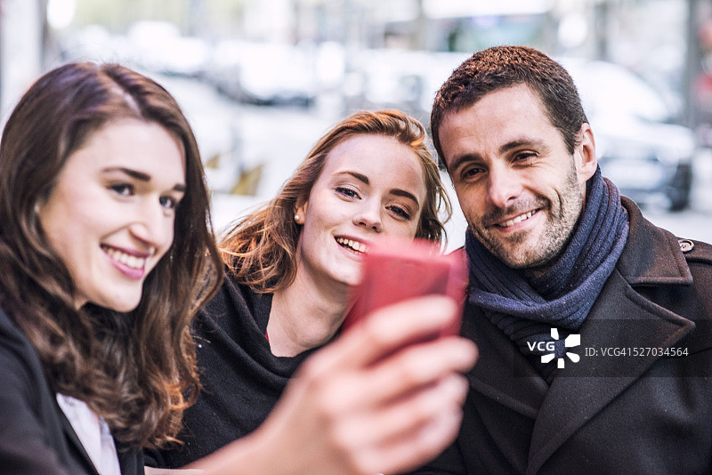 在咖啡馆自拍的法国年轻人图片素材